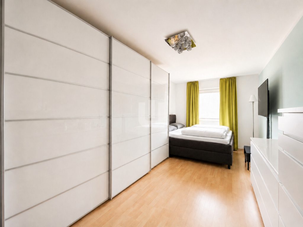 Immobilienangebot - Puchheim - Alle - WINDISCH – Großzügiges Reihenhaus mit Potenzial in ruhiger, zentraler Lage – frei ab Sommer 2027!