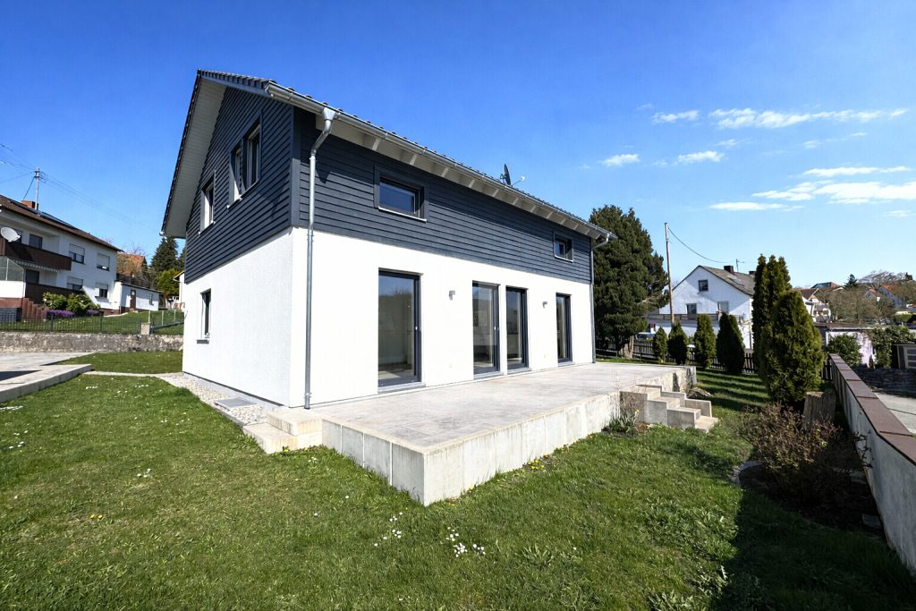 Immobilienangebot - Oberschweinbach - Alle - Für den Käufer provisionsfrei! Modernes Einfamilienhaus auf großem Grundstück in ländlicher Idylle