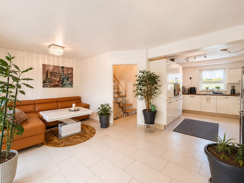 Immobilienangebot - Emmering - Alle - WINDISCH - Gut geschnittenes RMH im neuwertigen Zustand zentral in Emmering
