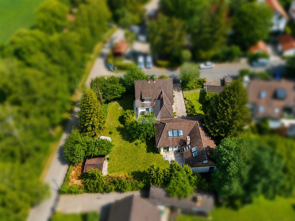 Immobilienangebot - Gröbenzell - Alle - WINDISCH - Zwei Häuser auf großem Grundstück mit Entwicklungspotential in Ortsrandlage v. Gröbenzell