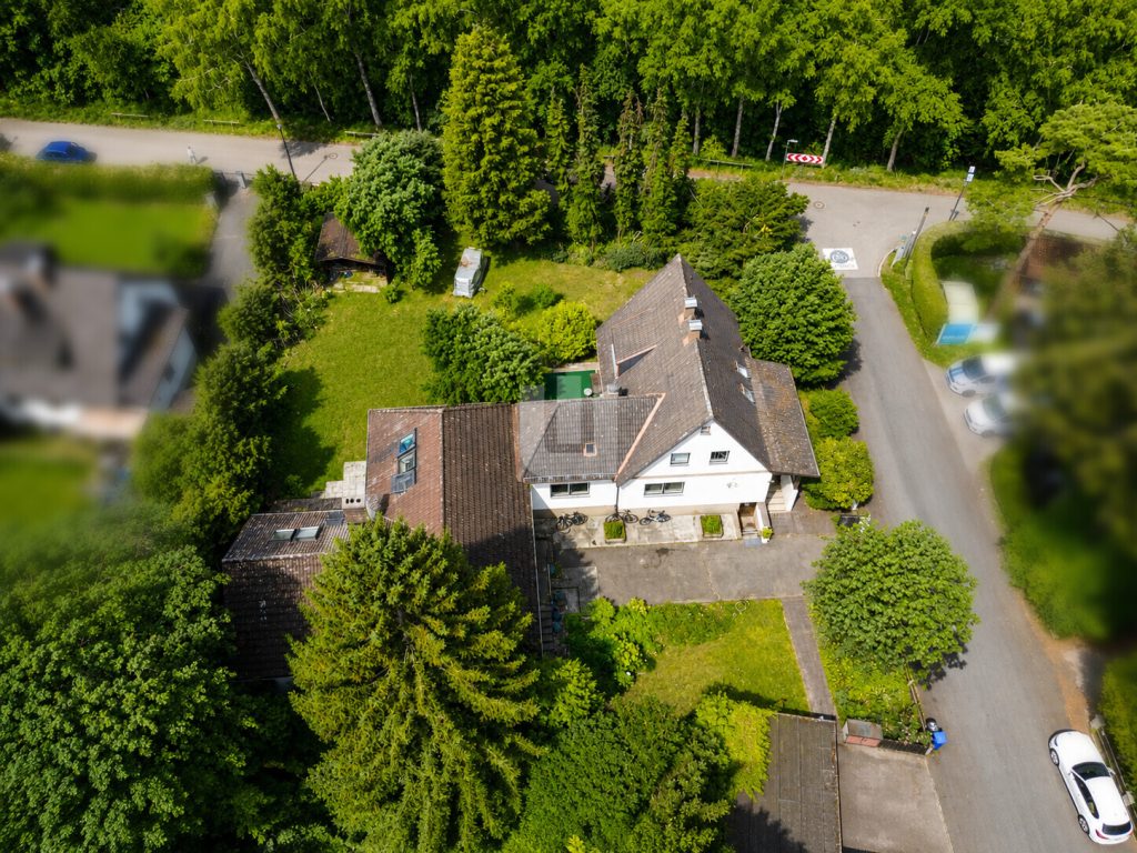 Immobilienangebot - Gröbenzell - Alle - WINDISCH - Zwei Häuser auf großem Grundstück mit Entwicklungspotential in Ortsrandlage v. Gröbenzell