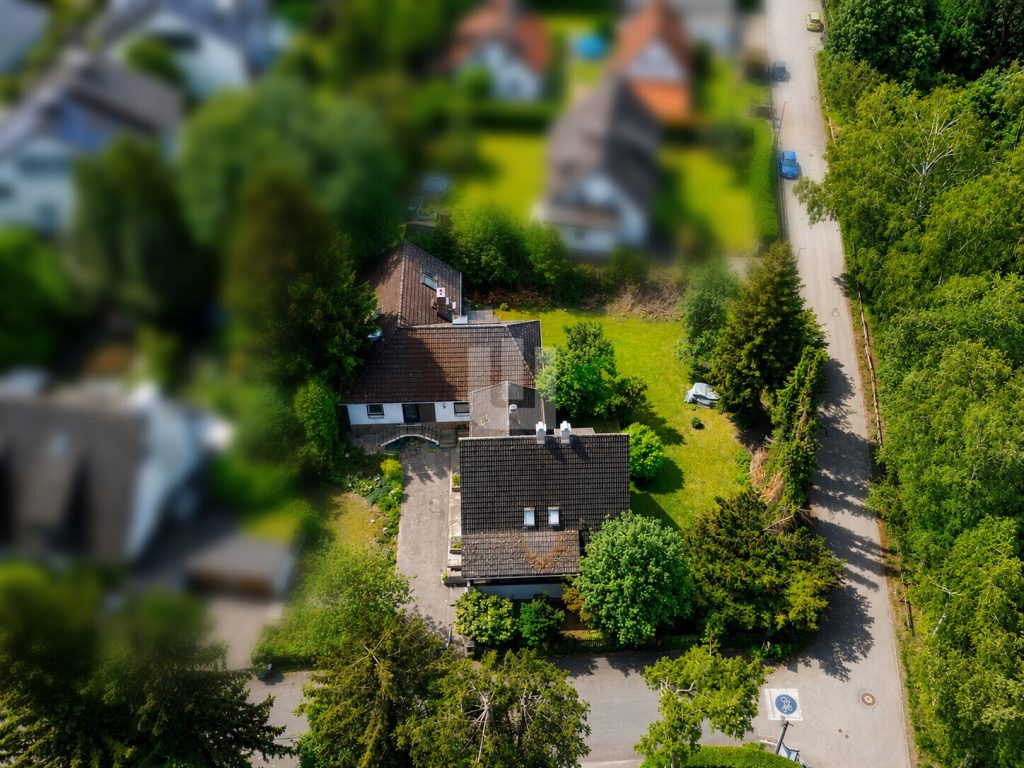 Immobilienangebot - Gröbenzell - Alle - WINDISCH - Zwei Häuser auf großem Grundstück mit Entwicklungspotential in Ortsrandlage v. Gröbenzell