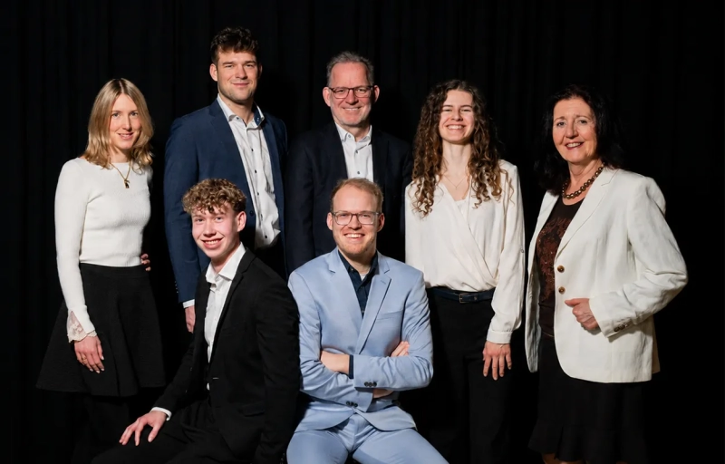 Das Team von Windisch Immobilien vor schwarzem Hintergrund.