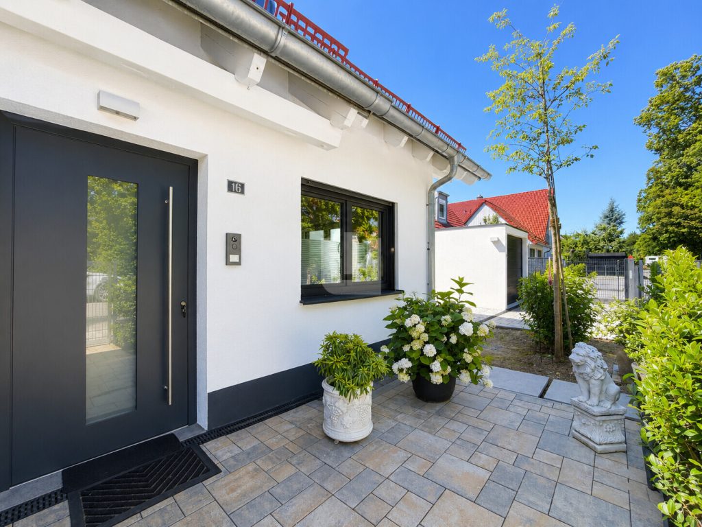 Immobilienangebot - Puchheim / Puchheim-Bahnhof - Alle - WINDISCH - Exklusive energieeffiziente DHH in Bestlage mit hochwertiger Ausstattung & Traumgarten