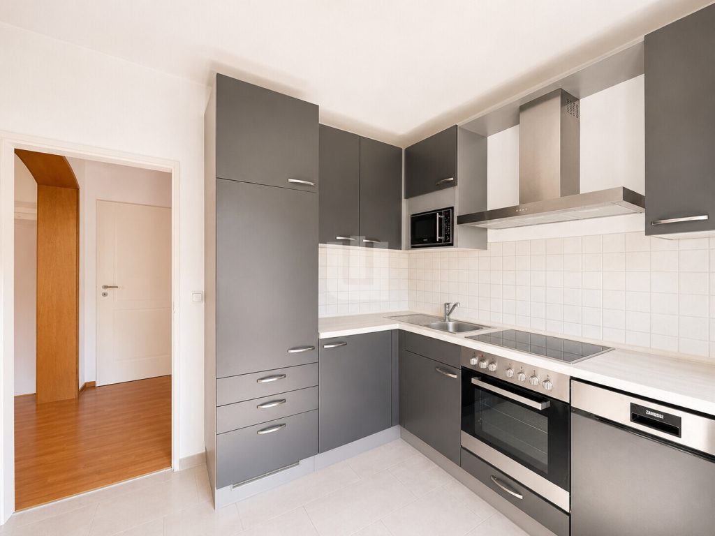 Immobilienangebot - Fürstenfeldbruck - Alle - WINDISCH - Gut vermietetes 4-Parteien-Haus in ruhiger Wohngegend mit Ausbaupotential im DG