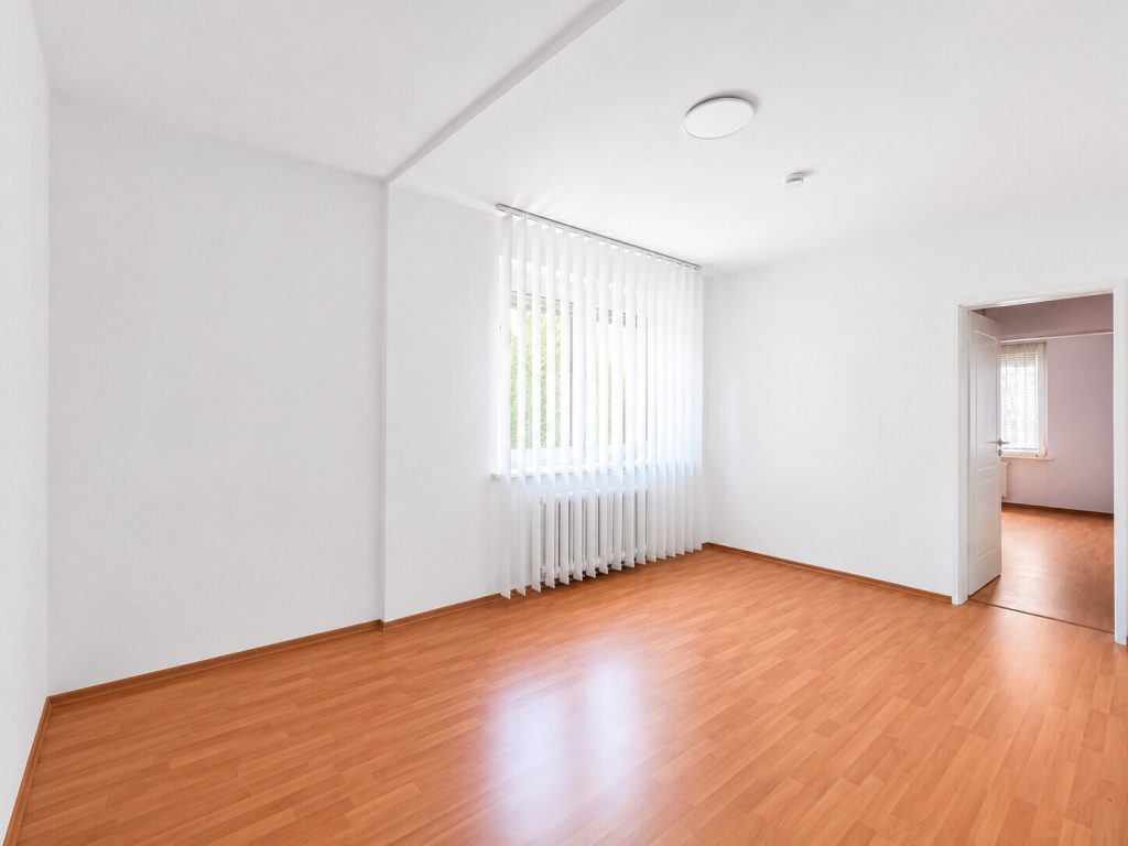 Immobilienangebot - Fürstenfeldbruck - Alle - WINDISCH - Gut vermietetes 4-Parteien-Haus in ruhiger Wohngegend mit Ausbaupotential im DG