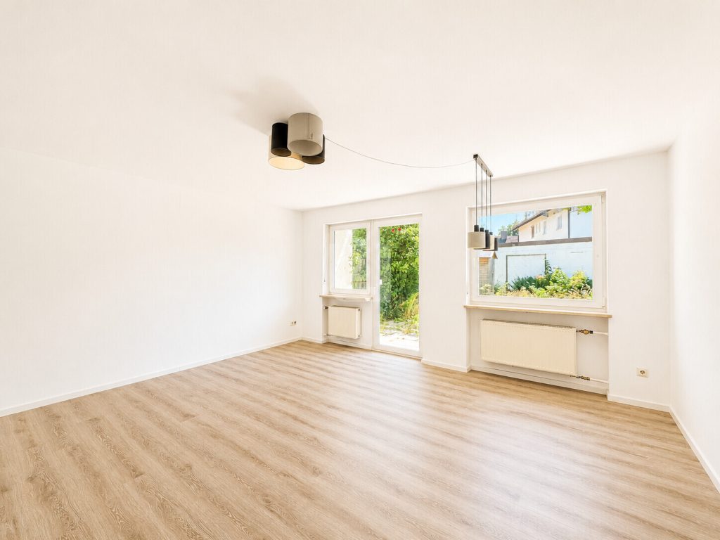 Immobilienangebot - Eichenau - Alle - WINDISCH – Ideal für die große Familie –  Großes Reihenhaus mit zwei separaten Wohnbereichen - frei!