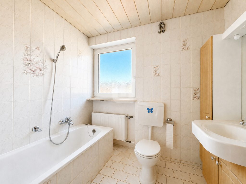 Immobilienangebot - Eichenau - Alle - WINDISCH – Ideal für die große Familie –  Großes Reihenhaus mit zwei separaten Wohnbereichen - frei!