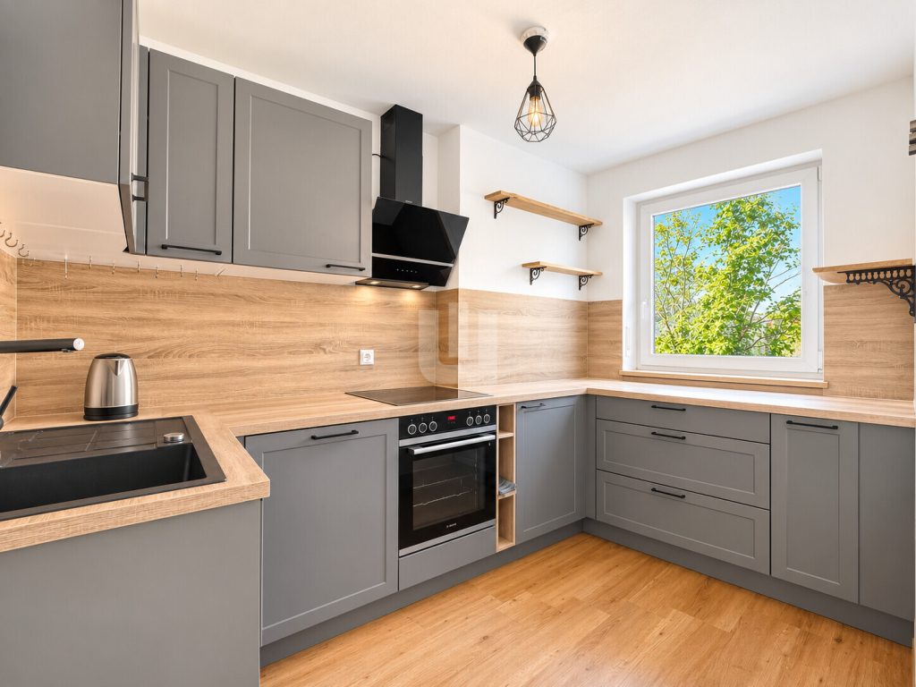 Immobilienangebot - Eichenau - Alle - WINDISCH – Ideal für die große Familie –  Großes Reihenhaus mit zwei separaten Wohnbereichen - frei!