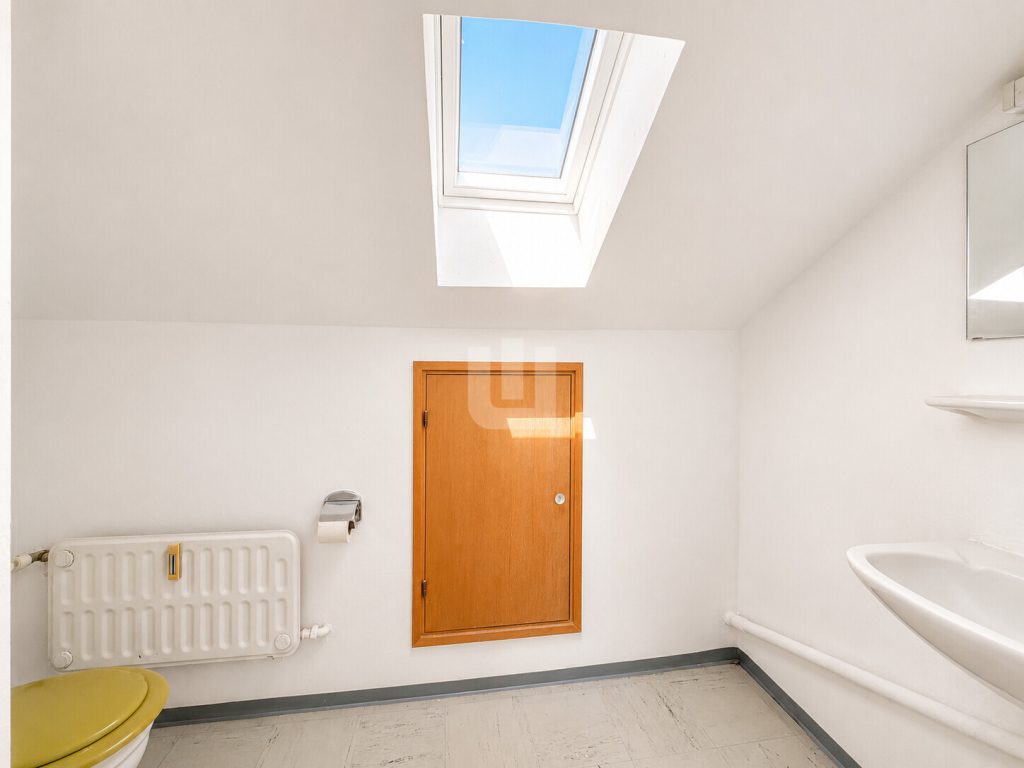 Immobilienangebot - Eichenau - Alle - WINDISCH – Ideal für die große Familie –  Großes Reihenhaus mit zwei separaten Wohnbereichen - frei!