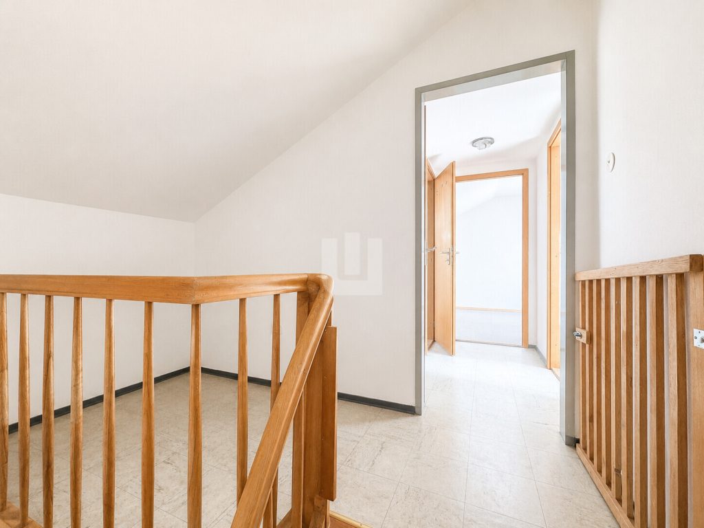 Immobilienangebot - Eichenau - Alle - WINDISCH – Ideal für die große Familie –  Großes Reihenhaus mit zwei separaten Wohnbereichen - frei!