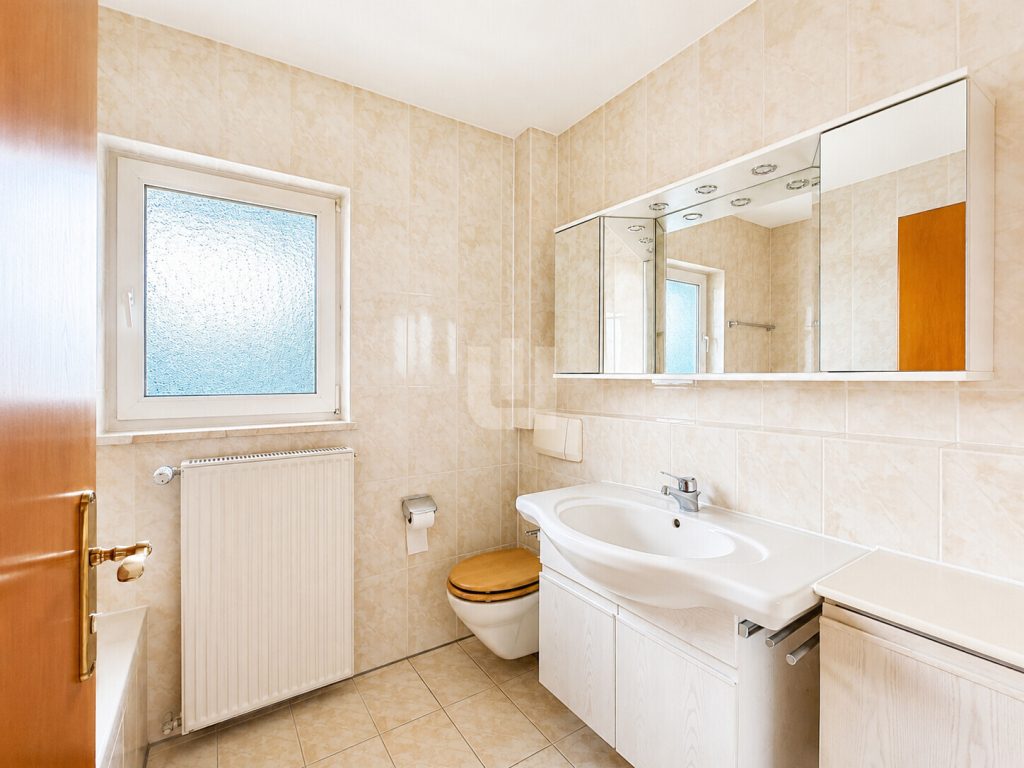 Immobilienangebot - Maisach / Gernlinden - Alle - WINDISCH - Gemütliche 3,5-Zimmer-Erdgeschosswohnung in Ortsrandlage von Gernlinden - bezugsfrei!