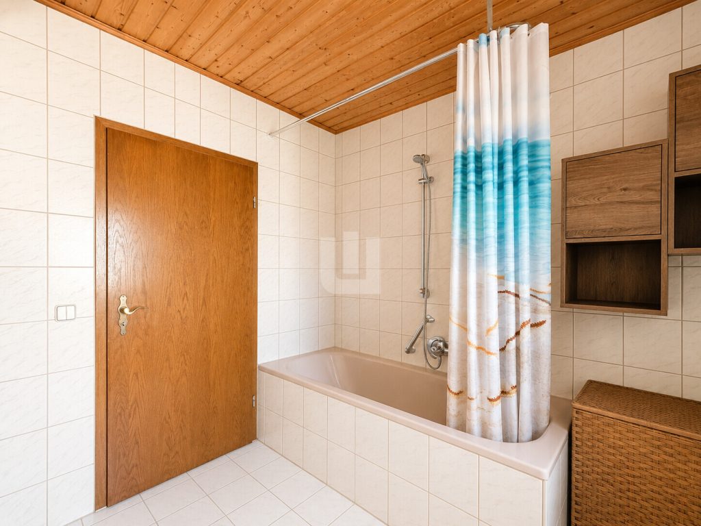 Immobilienangebot - Wörthsee / Etterschlag - Alle - WINDISCH - Großzügige 4-Zimmer-Dachgeschosswohnung mit sonnigen Balkon in Wörthsee/Etterschlag
