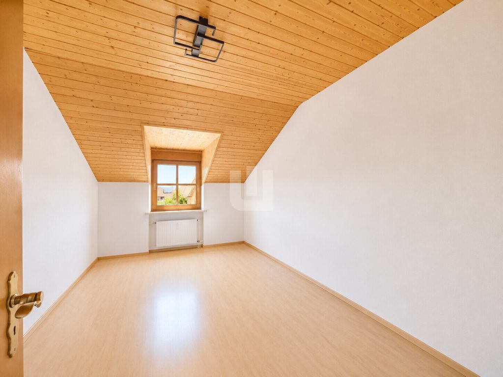Immobilienangebot - Wörthsee / Etterschlag - Alle - WINDISCH - Großzügige 4-Zimmer-Dachgeschosswohnung mit sonnigen Balkon in Wörthsee/Etterschlag