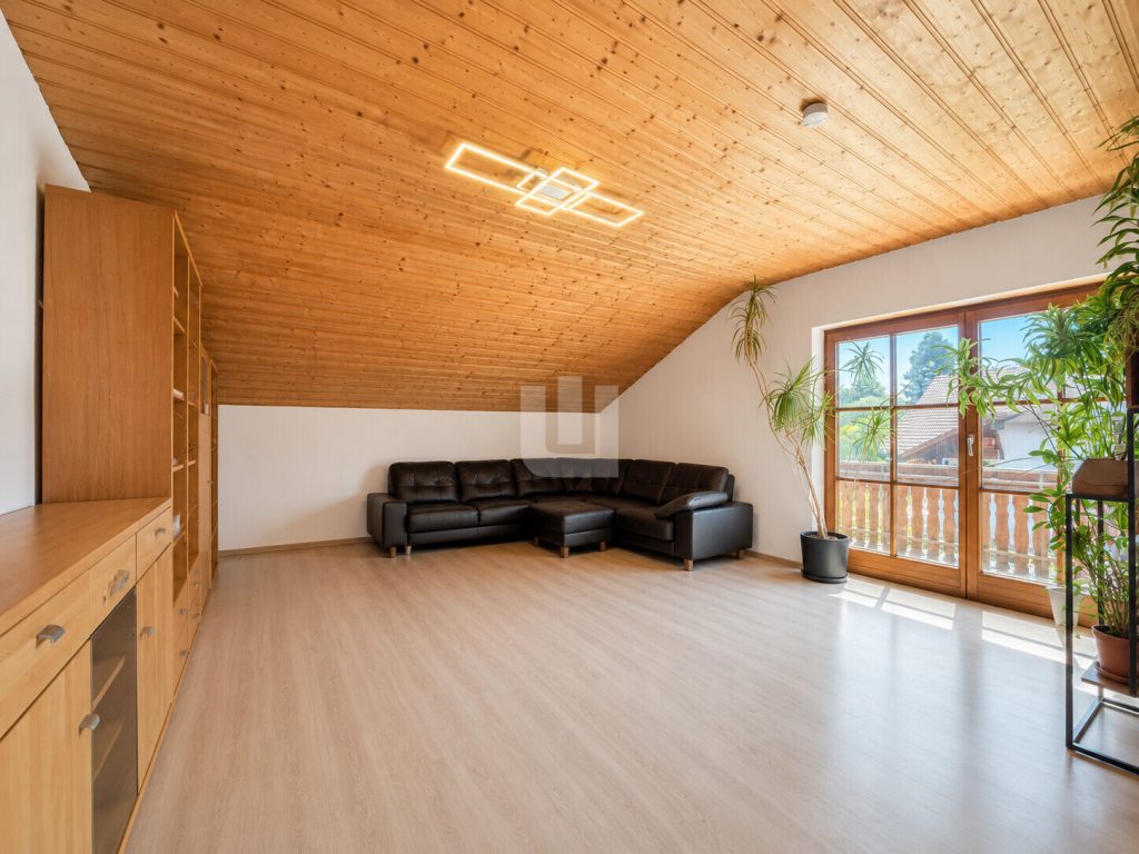 Immobilienangebot - Wörthsee / Etterschlag - Alle - WINDISCH - Großzügige 4-Zimmer-Dachgeschosswohnung mit sonnigen Balkon in Wörthsee/Etterschlag
