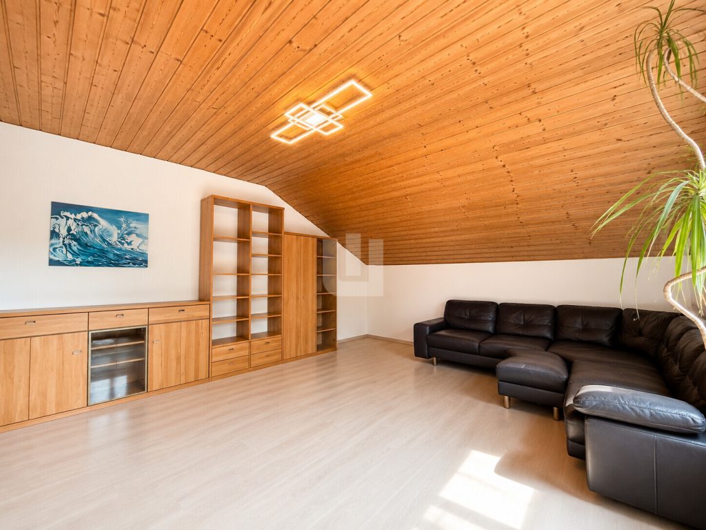 Immobilienangebot - Wörthsee / Etterschlag - Alle - WINDISCH - Großzügige 4-Zimmer-Dachgeschosswohnung mit sonnigen Balkon in Wörthsee/Etterschlag