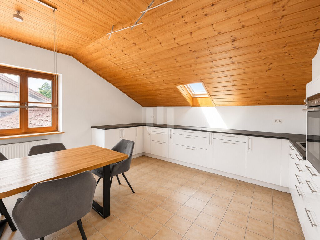 Immobilienangebot - Wörthsee / Etterschlag - Alle - WINDISCH - Großzügige 4-Zimmer-Dachgeschosswohnung mit sonnigen Balkon in Wörthsee/Etterschlag