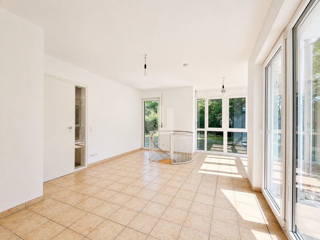Immobilienangebot - Gauting - Alle - WINDISCH - Gepflegte 2,5 Zi. Erdgeschosswohnung mit XXL Garten in ruhiger Sackgassenlage -bezugsfrei