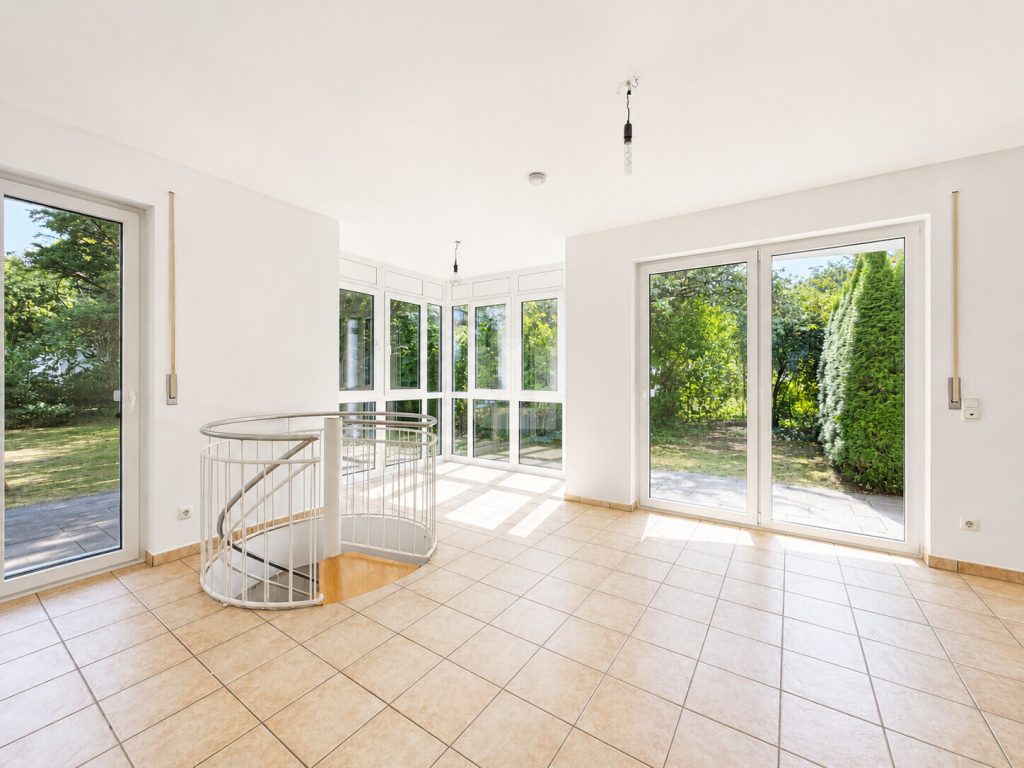 Immobilienangebot - Gauting - Alle - WINDISCH - Gepflegte 2,5 Zi. Erdgeschosswohnung mit XXL Garten in ruhiger Sackgassenlage -bezugsfrei