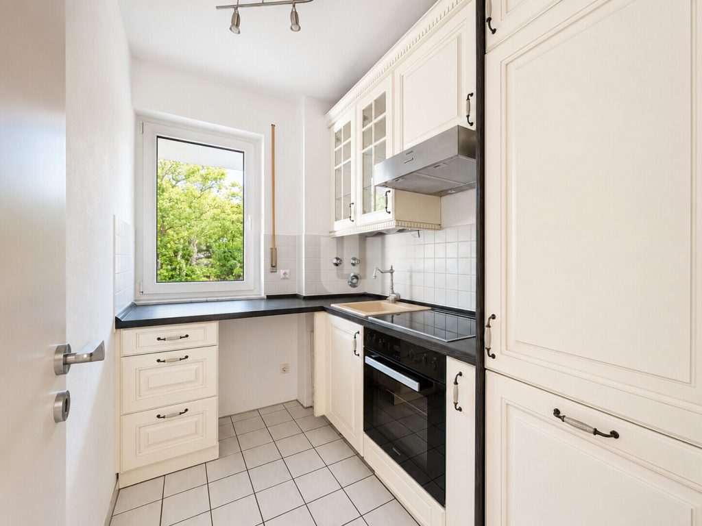 Immobilienangebot - Gauting - Alle - WINDISCH - Gepflegte 2,5 Zi. Erdgeschosswohnung mit XXL Garten in ruhiger Sackgassenlage -bezugsfrei