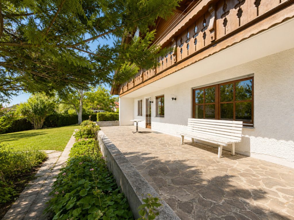 Immobilienangebot - Penzing / Oberbergen - Alle - WINDISCH - Ruhig gelegenes Einfamilienhaus mit viel Potential auf großem Grundstück bei Landsberg