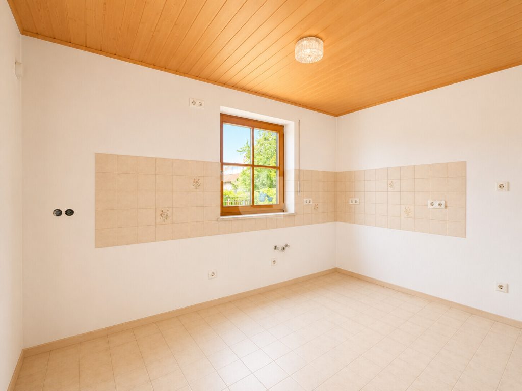 Immobilienangebot - Penzing / Oberbergen - Alle - WINDISCH - Ruhig gelegenes Einfamilienhaus mit viel Potential auf großem Grundstück bei Landsberg