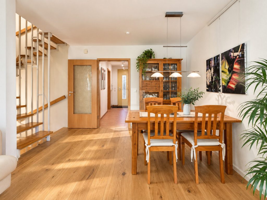 Immobilienangebot - Gröbenzell - Alle - WINDISCH - Zentral und ruhig: Gepflegtes Stadthaus mit Garten im Gröbenzeller Familiendorf