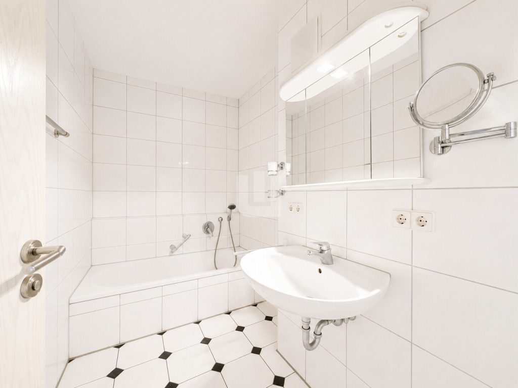 Immobilienangebot - Fürstenfeldbruck - Alle - WINDISCH - Geräumige 4-Zimmer-Wohnung mit großem Garten im Herzen von Fürstenfeldbruck - bezugsfrei!