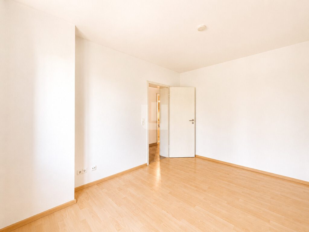Immobilienangebot - Fürstenfeldbruck - Alle - WINDISCH - Geräumige 4-Zimmer-Wohnung mit großem Garten im Herzen von Fürstenfeldbruck - bezugsfrei!