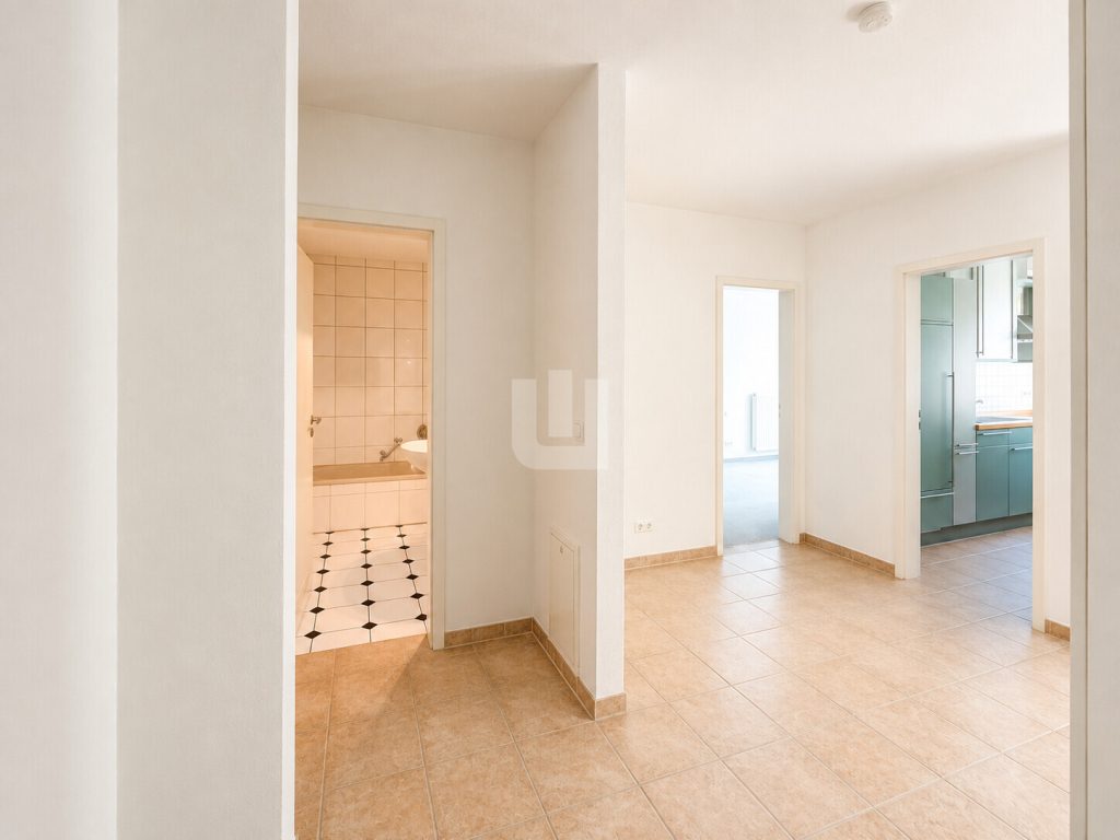 Immobilienangebot - Fürstenfeldbruck - Alle - WINDISCH - Geräumige 4-Zimmer-Wohnung mit großem Garten im Herzen von Fürstenfeldbruck - bezugsfrei!