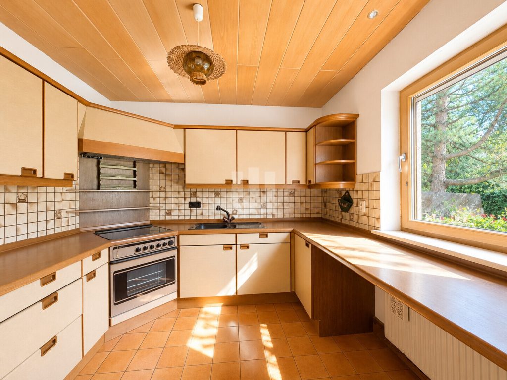 Immobilienangebot - Oberschleißheim - Alle - WINDISCH IMMOBILIEN - Familienfreundliches Reihenhaus mit Potential in ruhiger Lage - bezugsfrei!