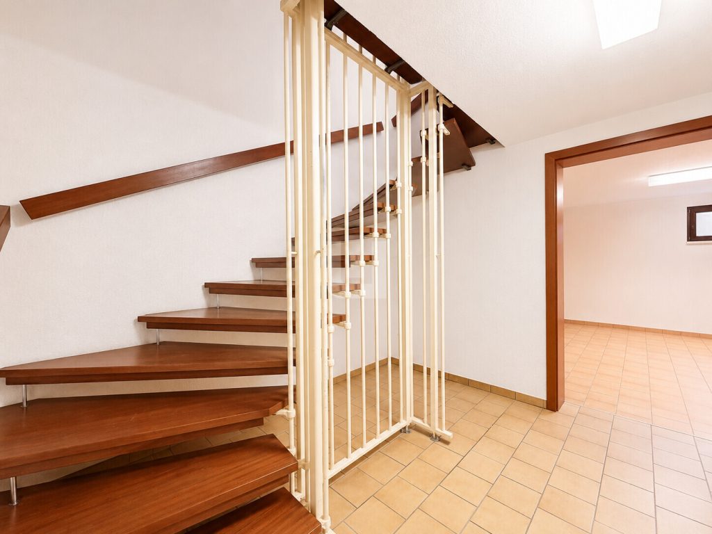 Immobilienangebot - Oberschleißheim - Alle - WINDISCH IMMOBILIEN - Familienfreundliches Reihenhaus mit Potential in ruhiger Lage - bezugsfrei!
