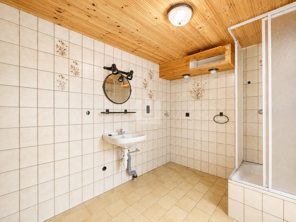 Immobilienangebot - Oberschleißheim - Alle - WINDISCH IMMOBILIEN - Familienfreundliches Reihenhaus mit Potential in ruhiger Lage - bezugsfrei!