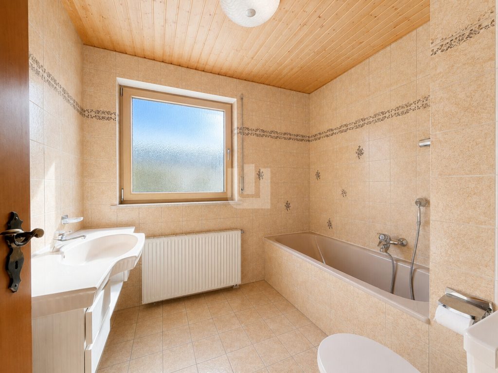 Immobilienangebot - Oberschleißheim - Alle - WINDISCH IMMOBILIEN - Familienfreundliches Reihenhaus mit Potential in ruhiger Lage - bezugsfrei!