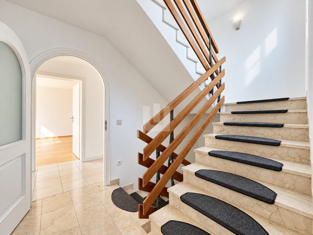 Immobilienangebot - Moorenweis - Alle - WINDISCH - Ideal für Familien oder Kapitalanleger: Freie, große Doppelhaushälfte mit 2 Wohneinheiten