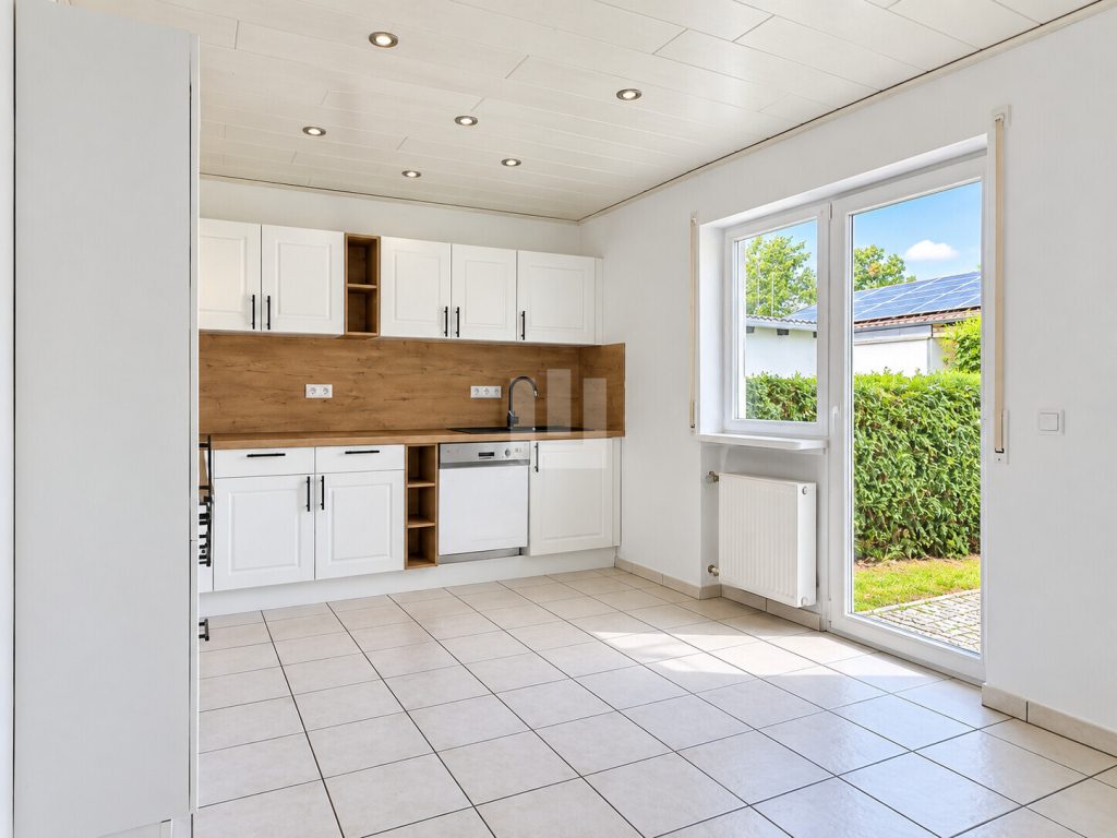 Immobilienangebot - Moorenweis - Alle - WINDISCH - Ideal für Familien oder Kapitalanleger: Freie, große Doppelhaushälfte mit 2 Wohneinheiten