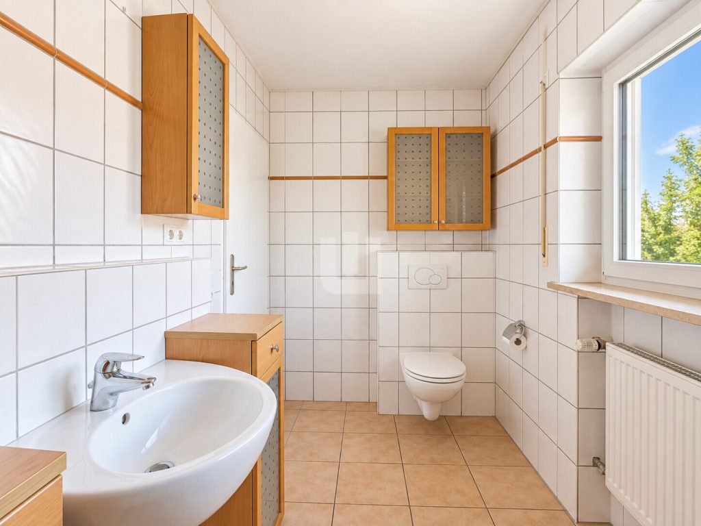 Immobilienangebot - Moorenweis - Alle - WINDISCH - Ideal für Familien oder Kapitalanleger: Freie, große Doppelhaushälfte mit 2 Wohneinheiten