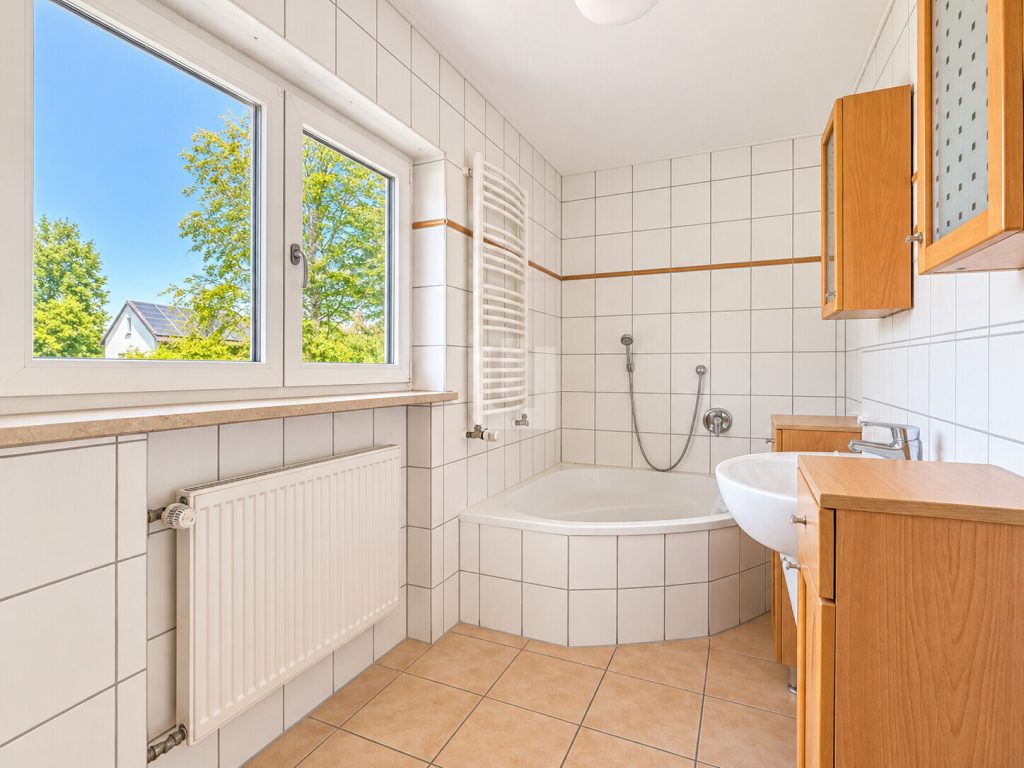Immobilienangebot - Moorenweis - Alle - WINDISCH - Ideal für Familien oder Kapitalanleger: Freie, große Doppelhaushälfte mit 2 Wohneinheiten