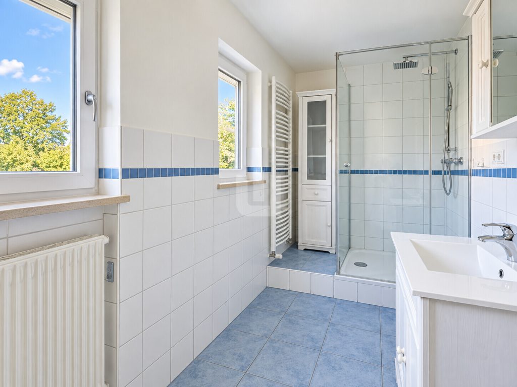 Immobilienangebot - Moorenweis - Alle - WINDISCH - Ideal für Familien oder Kapitalanleger: Freie, große Doppelhaushälfte mit 2 Wohneinheiten