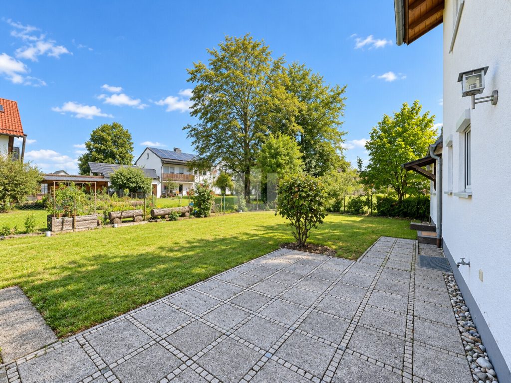 Immobilienangebot - Moorenweis - Alle - WINDISCH - Ideal für Familien oder Kapitalanleger: Freie, große Doppelhaushälfte mit 2 Wohneinheiten