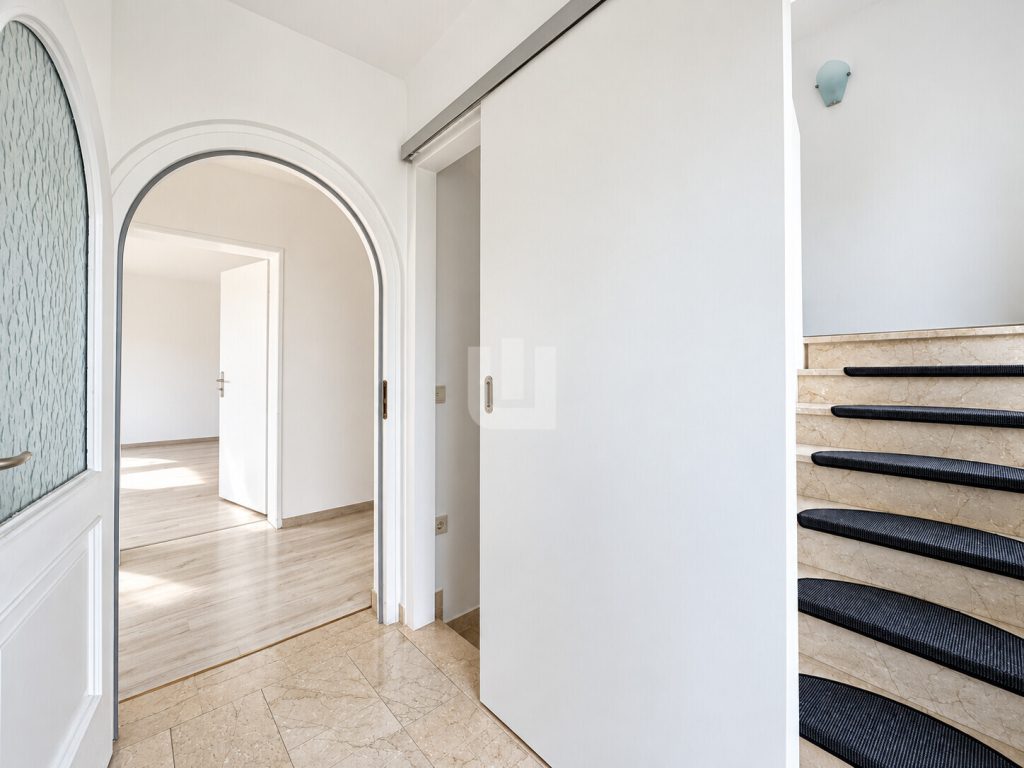 Immobilienangebot - Moorenweis - Alle - WINDISCH - Ideal für Familien oder Kapitalanleger: Freie, große Doppelhaushälfte mit 2 Wohneinheiten