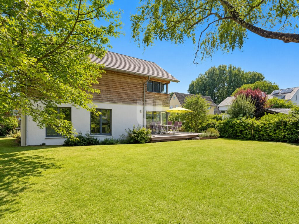 Immobilienangebot - Gröbenzell - Alle - WINDISCH - Traumhaftes, energieeffizientes EFH auf großem Grundstück in Ortsrandlage - frei ab 08/27
