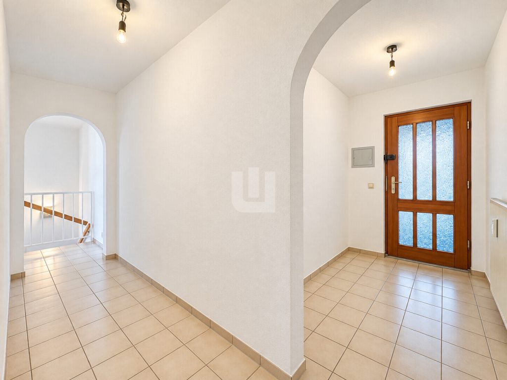 Immobilienangebot - Gröbenzell - Alle - WINDISCH - Charmante 2-Zi.-Erdgeschoss-Whg. mit wohnlichem Hobbyraum, XXL-Garten und bald Wärmepumpe