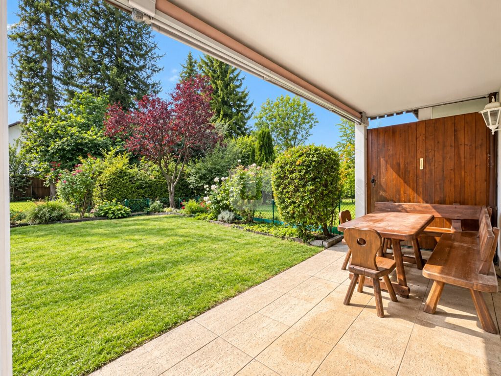 Immobilienangebot - Gröbenzell - Alle - WINDISCH - Charmante 2-Zi.-Erdgeschoss-Whg. mit wohnlichem Hobbyraum, XXL-Garten und bald Wärmepumpe