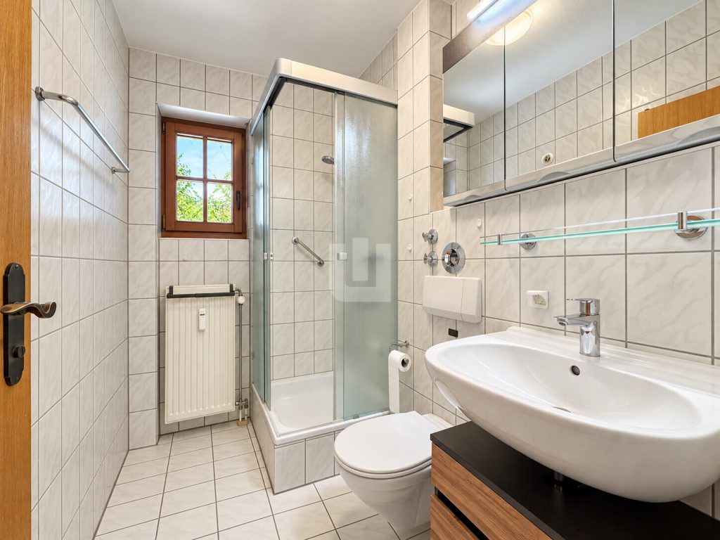 Immobilienangebot - Gröbenzell - Alle - WINDISCH - Charmante 2-Zi.-Erdgeschoss-Whg. mit wohnlichem Hobbyraum, XXL-Garten und bald Wärmepumpe
