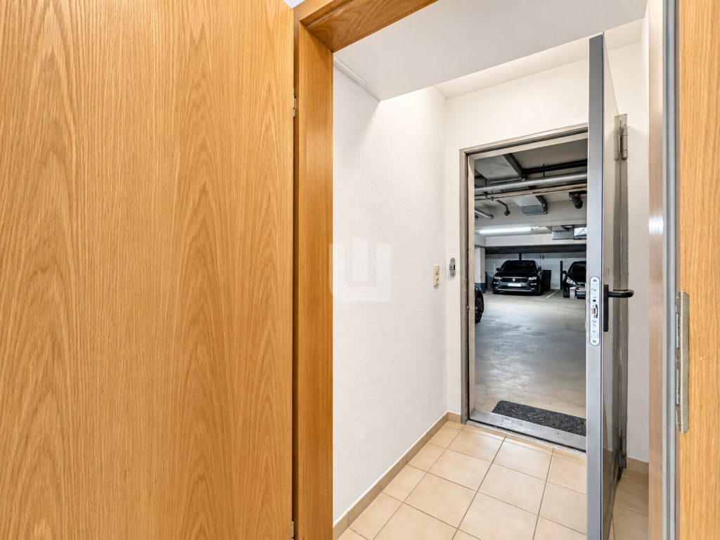Immobilienangebot - Gröbenzell - Alle - WINDISCH - Charmante 2-Zi.-Erdgeschoss-Whg. mit wohnlichem Hobbyraum, XXL-Garten und bald Wärmepumpe