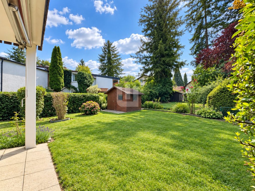 Immobilienangebot - Gröbenzell - Alle - WINDISCH - Charmante 2-Zi.-Erdgeschoss-Whg. mit wohnlichem Hobbyraum, XXL-Garten und bald Wärmepumpe