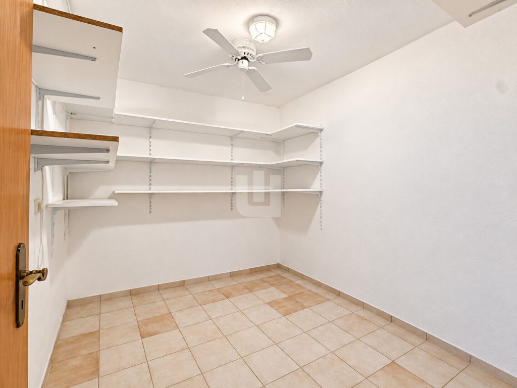Immobilienangebot - Gröbenzell - Alle - WINDISCH - Charmante 2-Zi.-Erdgeschoss-Whg. mit wohnlichem Hobbyraum, XXL-Garten und bald Wärmepumpe
