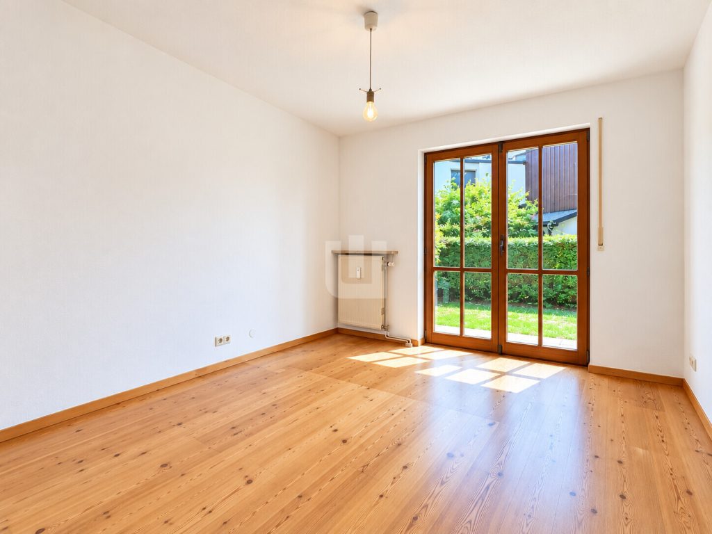 Immobilienangebot - Gröbenzell - Alle - WINDISCH - Charmante 2-Zi.-Erdgeschoss-Whg. mit wohnlichem Hobbyraum, XXL-Garten und bald Wärmepumpe