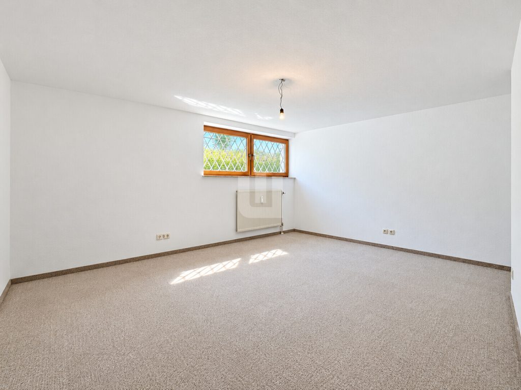 Immobilienangebot - Gröbenzell - Alle - WINDISCH - Charmante 2-Zi.-Erdgeschoss-Whg. mit wohnlichem Hobbyraum, XXL-Garten und bald Wärmepumpe